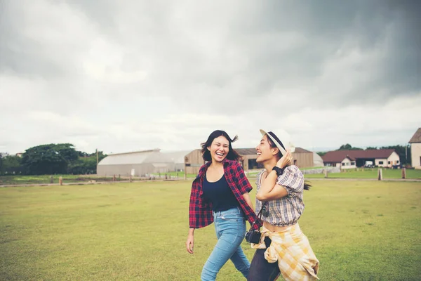 Retrato Chicas Sonrientes Caminando Por Parque Concepto Amistad —  Fotos de Stock