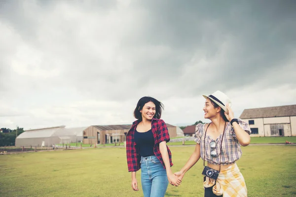 Retrato Chicas Sonrientes Caminando Por Parque Concepto Amistad —  Fotos de Stock