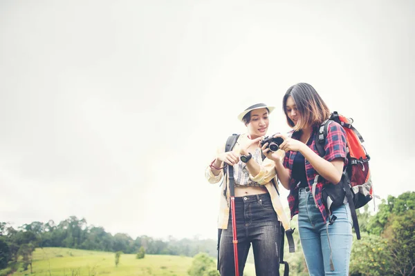 Dos Las Mujeres Que Caminan Pie Tomando Fotos Descansan Después —  Fotos de Stock