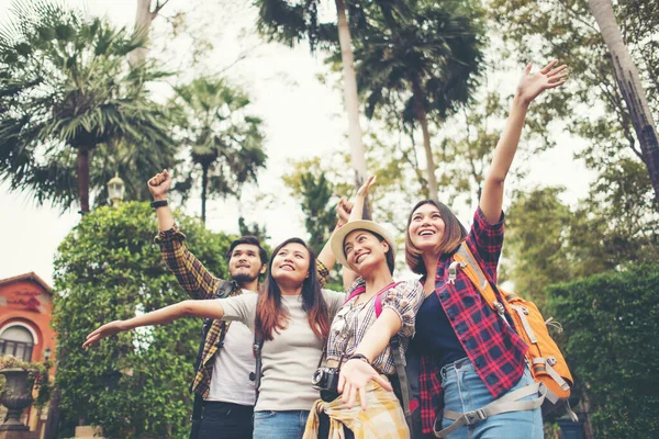 Een Groep Gelukkige Vrienden Stak Hand Achtergrond Van Stad Succes — Stockfoto