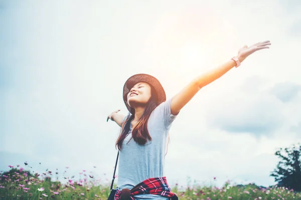 Happy Young Woman Enjoy Travel Raising Her Hands Meadow Woman — Stock Photo, Image