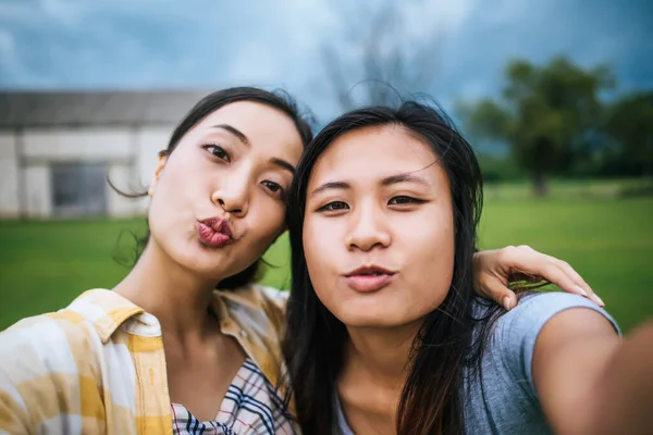 Nastolatki Kobiety Przyjaźń Patrząc Aparat Zrobić Selfie — Zdjęcie stockowe