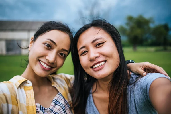 Dospívající Ženy Přátelství Při Pohledu Kameru Dělat Selfie — Stock fotografie