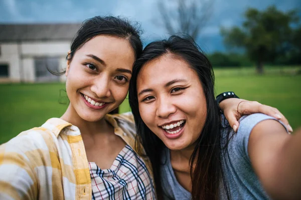 Adolescente Mujeres Amistad Mirando Cámara Hacer Selfie —  Fotos de Stock