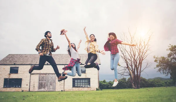 Счастливая Группа Студентов Подростков Прыгает Парке — стоковое фото