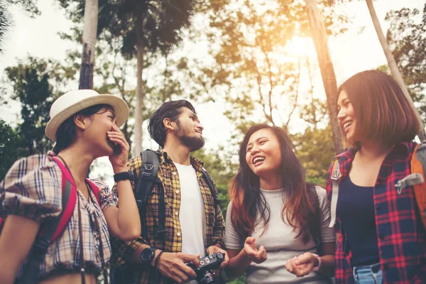 Vriendengroep Hebben Vakantie Samen Vergadering Overleg Het Plan Doen — Stockfoto