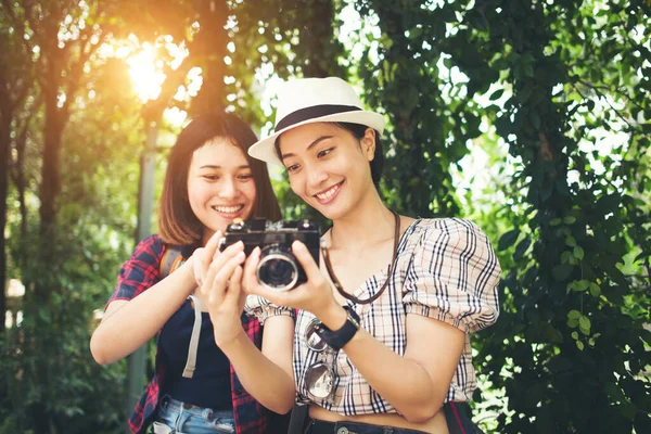 Två Kvinnan Har Roligt Medan Sitter Gren Efter Att Gått — Stockfoto