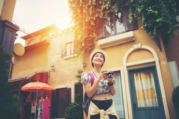 Retrato Mujer Hipster Joven Mochila Viajando Tomando Fotos Urbano Feliz —  Fotos de Stock