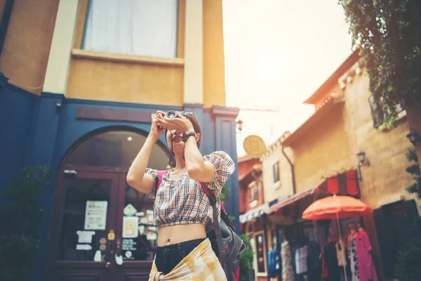 Junge Hipster Frau Fotografiert Gern Der Stadt Auf Reisen — Stockfoto