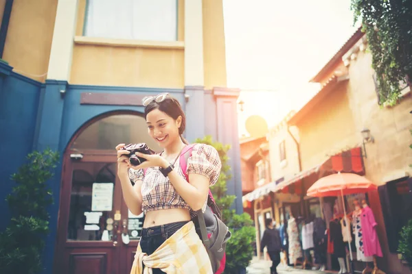 Joven Mujer Hipster Disfrutar Tomar Fotos Urbano Mientras Viaja — Foto de Stock