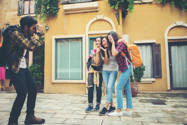 Młody Mężczyzna Robi Selfie Swoim Przyjaciołom Podróżując Razem Mieście — Zdjęcie stockowe