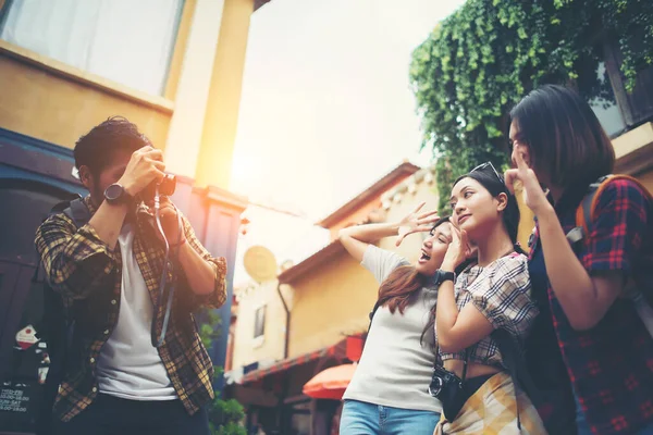 Grupa Szczęśliwych Przyjaciół Robi Sobie Selfie Razem Mieście Grupa Przyjaciół — Zdjęcie stockowe