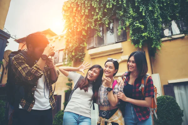 Een Groep Gelukkige Vrienden Die Samen Selfies Maken Stad Vrienden — Stockfoto