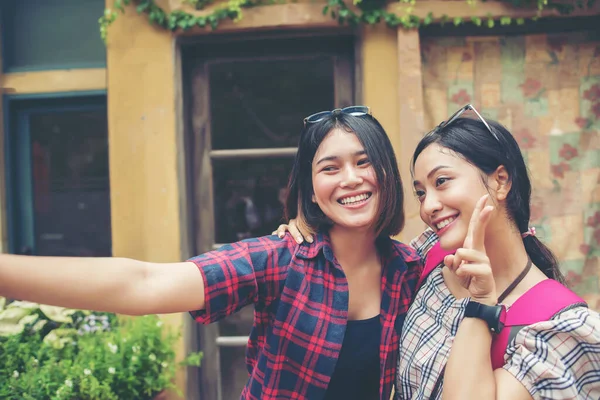 Imagen Dos Jóvenes Amigas Felices Paradas Ciudad Urbana Tomando Selfie —  Fotos de Stock