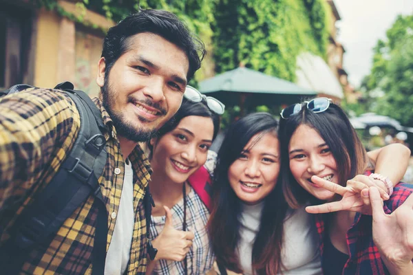 Grupa Przyjaciół Biorąc Selfie Miejskiej Ulicy Mając Dobrą Zabawę Razem — Zdjęcie stockowe