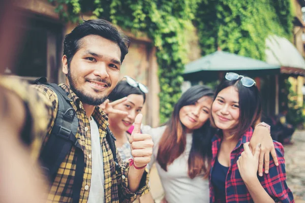 Grupa Przyjaciół Biorąc Selfie Miejskiej Ulicy Mając Dobrą Zabawę Razem — Zdjęcie stockowe