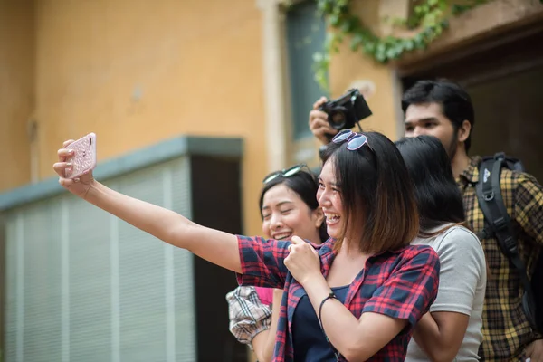 Groupe Amis Prenant Selfie Dans Une Rue Urbaine Amuser Ensemble — Photo