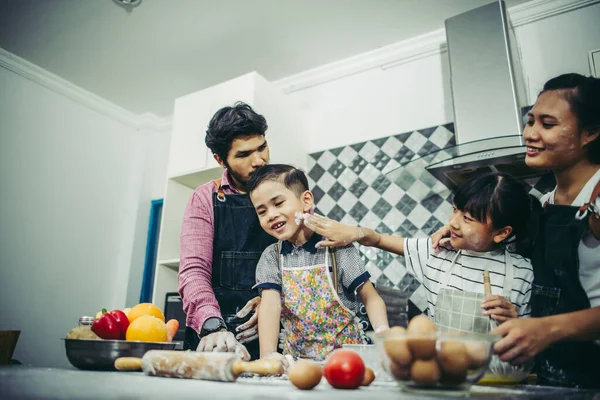 快乐的家庭在家里的厨房里一起做饭很开心 家庭概念 — 图库照片