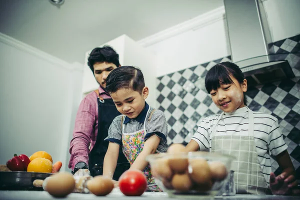 一家人在家里的厨房里快乐地一起做饭 家庭概念 — 图库照片