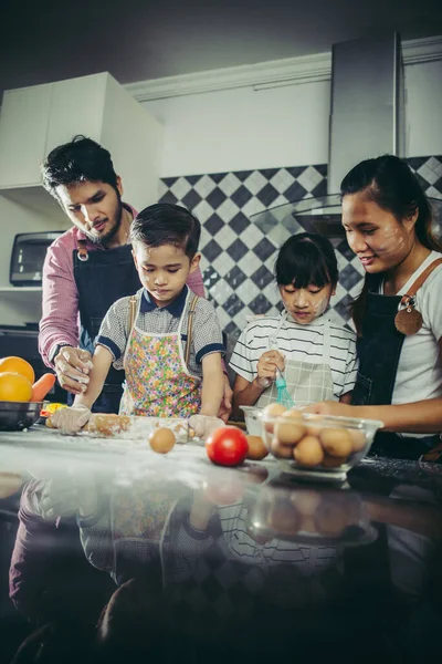 Mutlu Aile Evdeki Mutfakta Birlikte Yemek Yaparken Iyi Vakit Geçiriyor — Stok fotoğraf