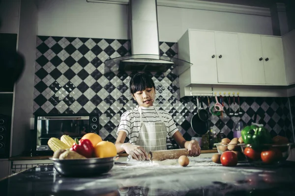 小厨师用滚动式别针拉面团 烹调概念 — 图库照片