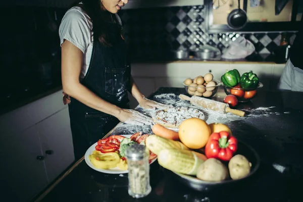 Kobieta Gotująca Domowej Roboty Pizzę Domu Koncepcja Gotowania — Zdjęcie stockowe