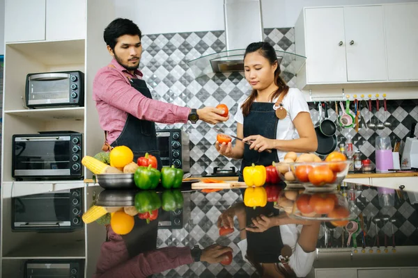 Glada Par Matlagning Tillsammans Köket Hemma Par Koncept — Stockfoto