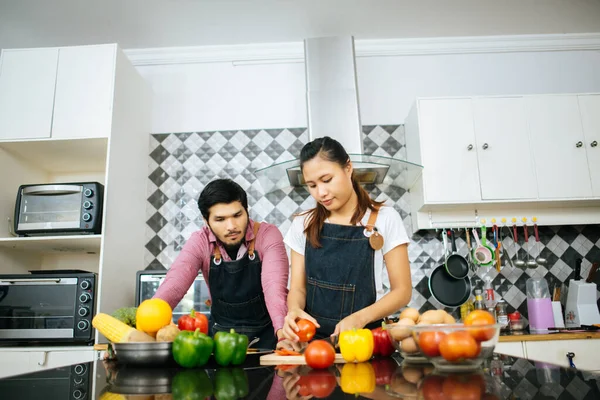 Szczęśliwa Para Gotuje Kuchni Domu Pojęcie Pary — Zdjęcie stockowe