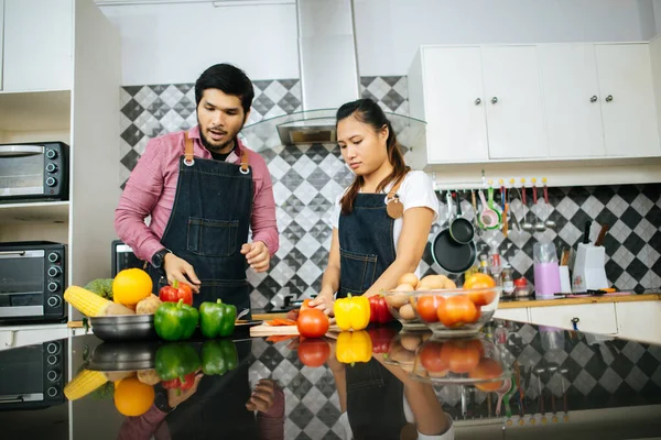 Gelukkig Stel Koken Samen Keuken Thuis Koppelconcept — Stockfoto