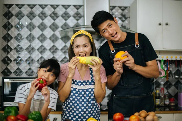 Schattig Meisje Helpen Haar Ouders Snijden Groenten Glimlachen Tijdens Het — Stockfoto