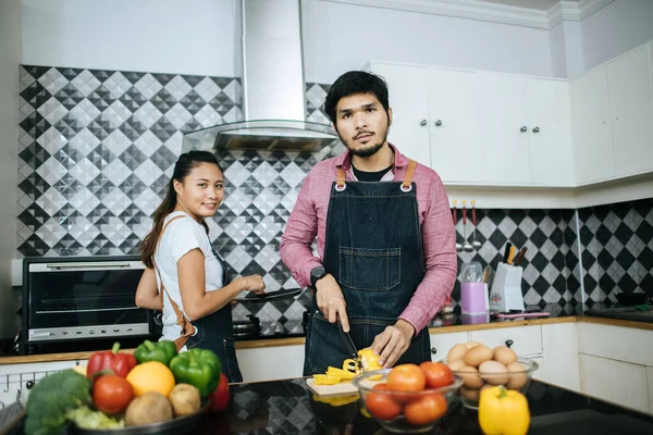 Gelukkig Lachend Jong Stel Dat Samen Kookt Keuken Koppelconcept — Stockfoto