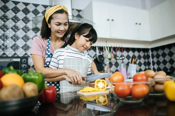 快乐的妈妈教女儿准备和切菜做饭 — 图库照片