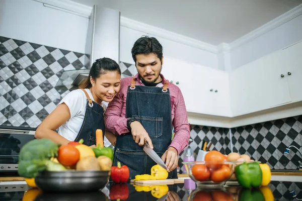 Happy Young Couple Help Each Other Chopping Vegetable Preparing Cooking — Stock Photo, Image