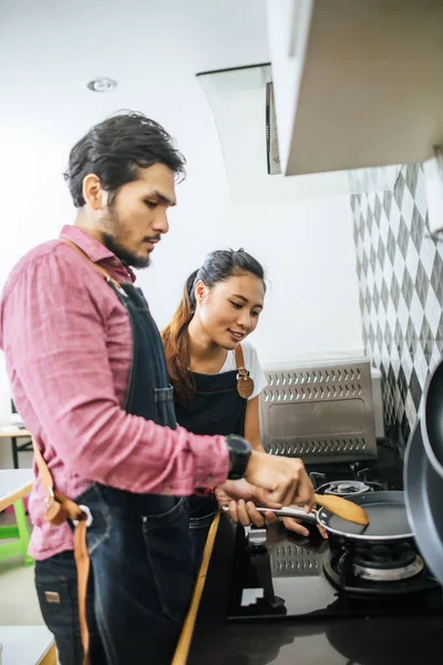 Szczęśliwa Młoda Para Pomaga Sobie Nawzajem Gotowanie Kuchni Domu — Zdjęcie stockowe
