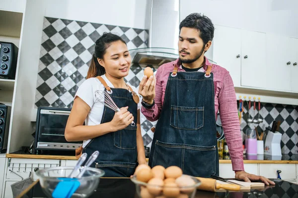 Szczęśliwa Młoda Para Pomaga Sobie Nawzajem Gotowanie Kuchni Domu — Zdjęcie stockowe