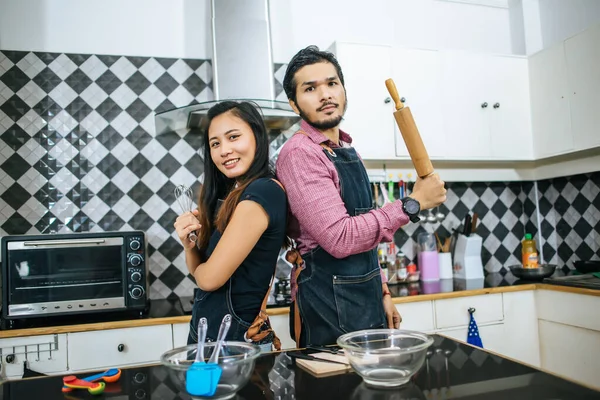 Aantrekkelijk Koppel Kookt Thuis Keuken Ingrediënten Bereiden Thuis Samen Koken — Stockfoto