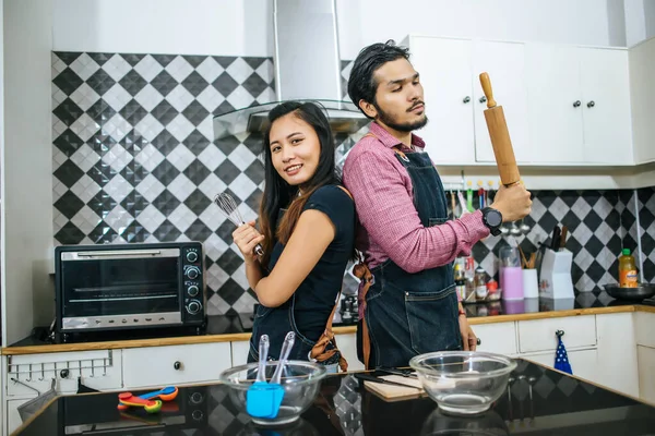 Aantrekkelijk Koppel Kookt Thuis Keuken Ingrediënten Bereiden Thuis Samen Koken — Stockfoto