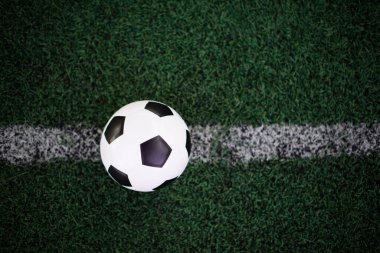 Stadyumdaki beyaz çizgide futbol topu