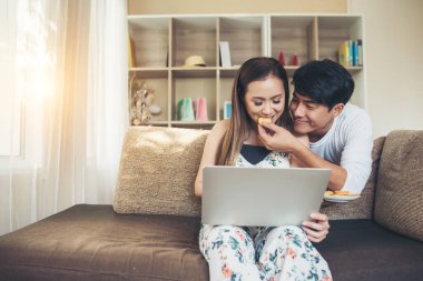 Mutlu çift dinleniyor ve birlikte oturma odasında oynuyorlar..