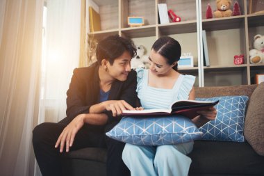 Mutlu çift evdeki kanepede dinleniyor.