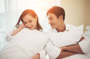 Mutlu genç çift yatakta eğleniyor.