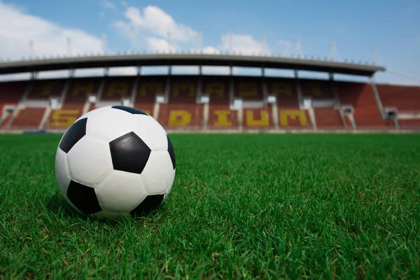 Fotboll Boll Gräs Med Stadion Bakgrund — Stockfoto