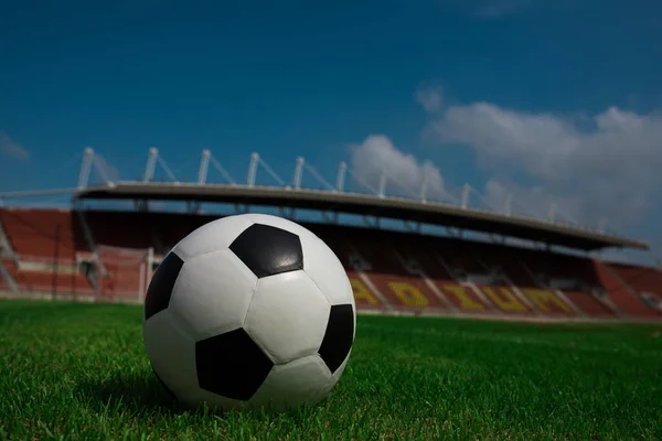 Fotboll Boll Gräs Med Stadion Bakgrund — Stockfoto