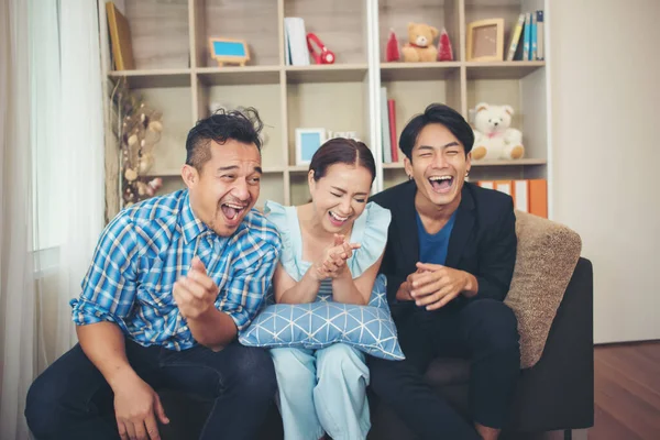 Drie Gelukkige Vrienden Praten Grote Lachen Het Kijken Naar Een — Stockfoto