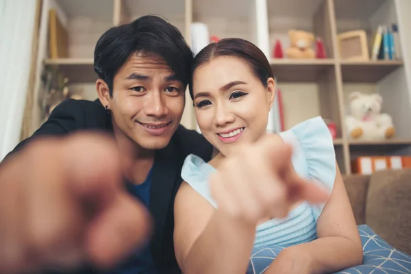 Jong Paar Vinger Wijzen Naar Camera — Stockfoto