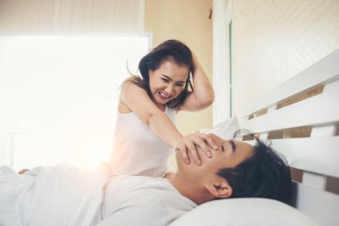 Genç kadın erkek arkadaşının horlamasından sıkılmış.