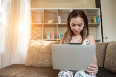 Mutlu çift dinleniyor ve birlikte oturma odasında oynuyorlar..