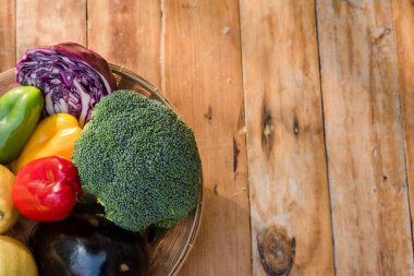 Ahşap arka planda sebzeli çeşitli meyveler