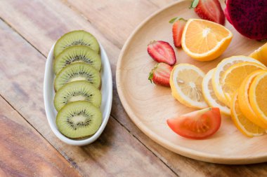 kivi meyve dilimi masada.