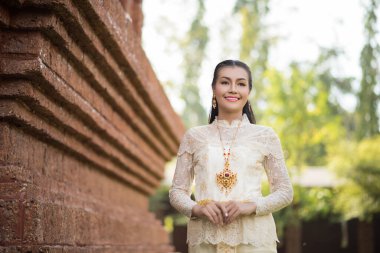 Tipik Tayland elbisesi giyen güzel kadın.
